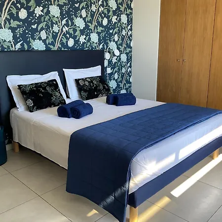 Suite avec 2 chambres d'hôtes pour 1 à 4 personnes avec vue mer, terrasse, climatisation, parking privé, proche port et aéroport, petit déjeuner inclus-2